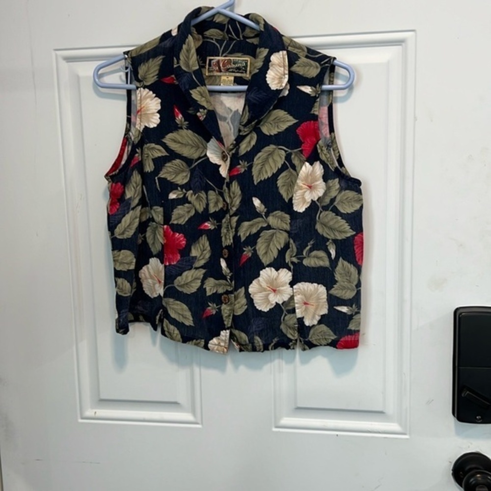 La Cabana Floral Sleeveless Button-Up Top